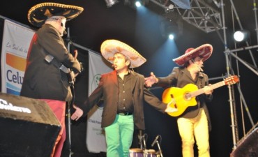 UNA MULTITUD EN LA FIESTA DE LA SAL